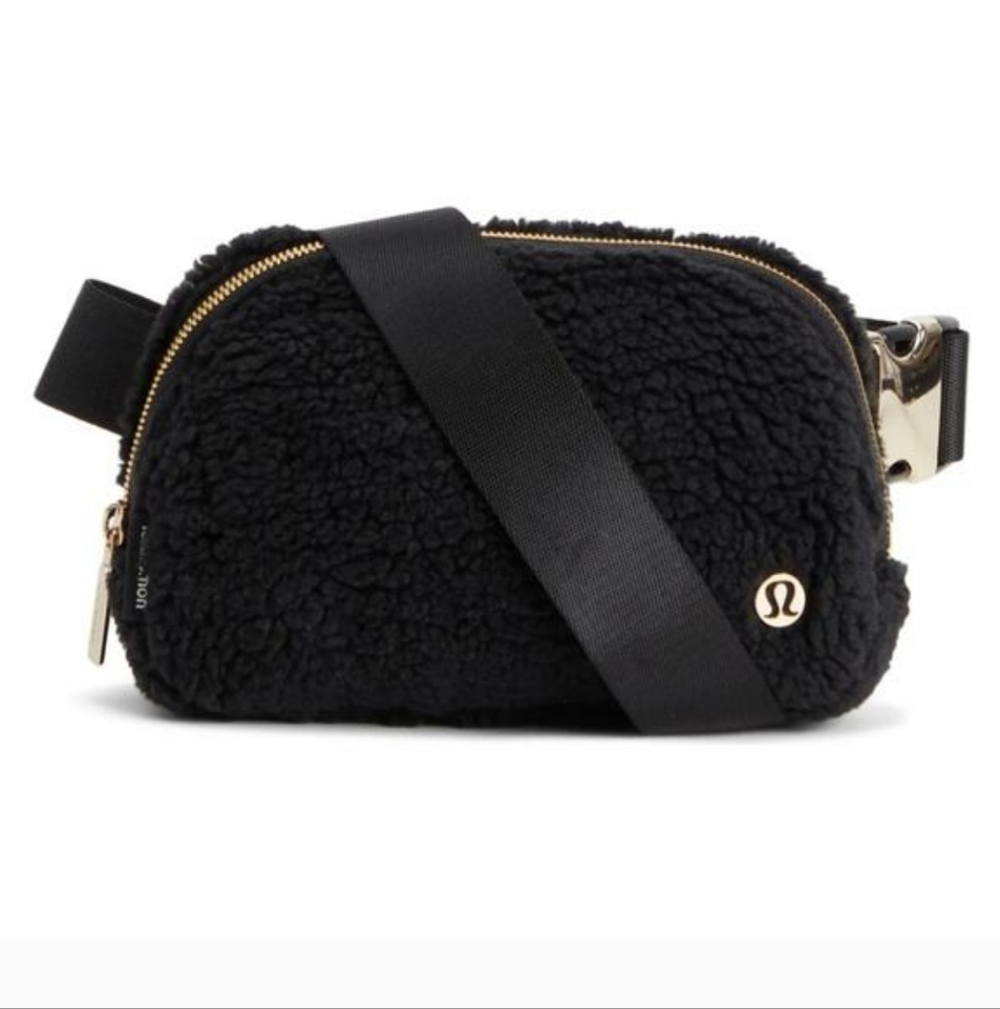 🚨 NWT lululemon athletica Black Crossbody Bag